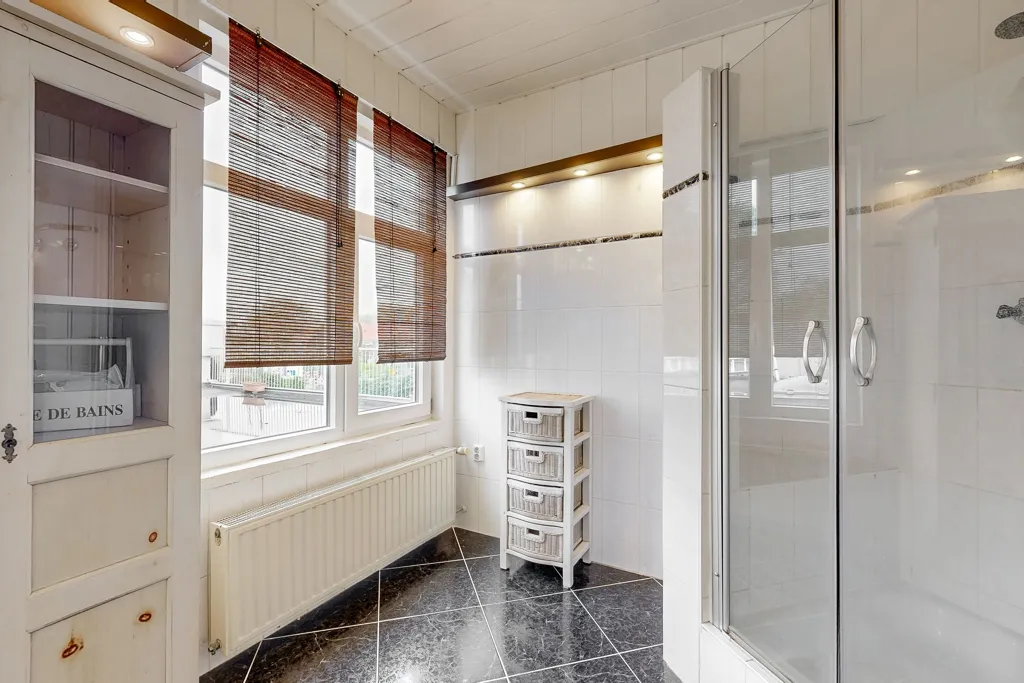 Salles de bain - Modernised 1930s House with Garden in Leiderdorp