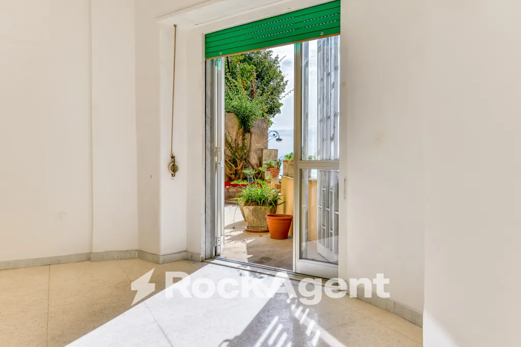 Esik - Apartment with Terrace in Central Chiaia