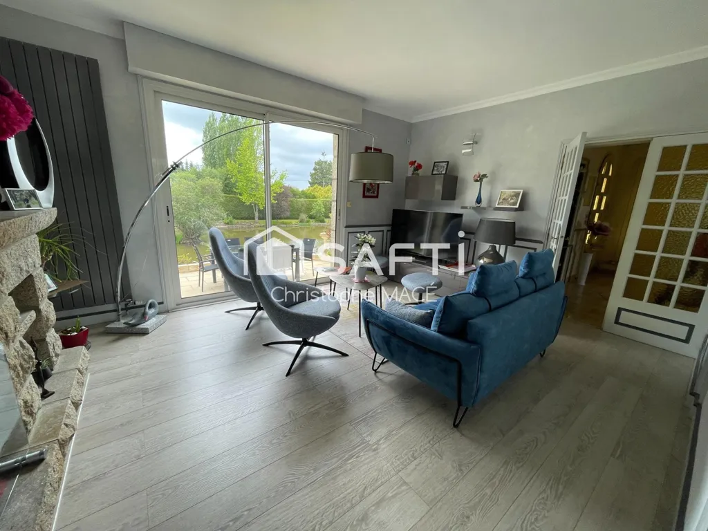 Living Room - Spacious House with Garden in Laval