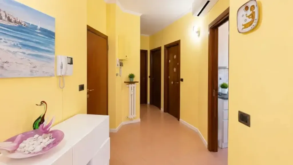 Esik - Bright Trilocale with Balcony in Milan