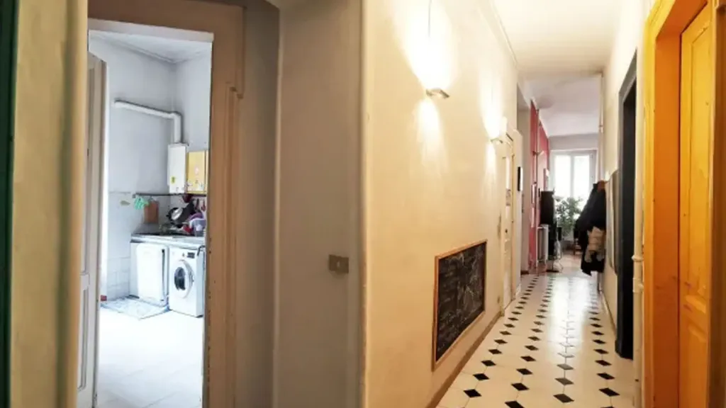 Esik - Spacious Apartment with Triple Exposure in Turin