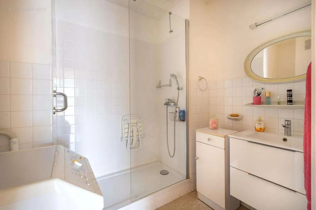 Bagni - 3-Bed Apartment with South-Facing View in La Valette-du-Var