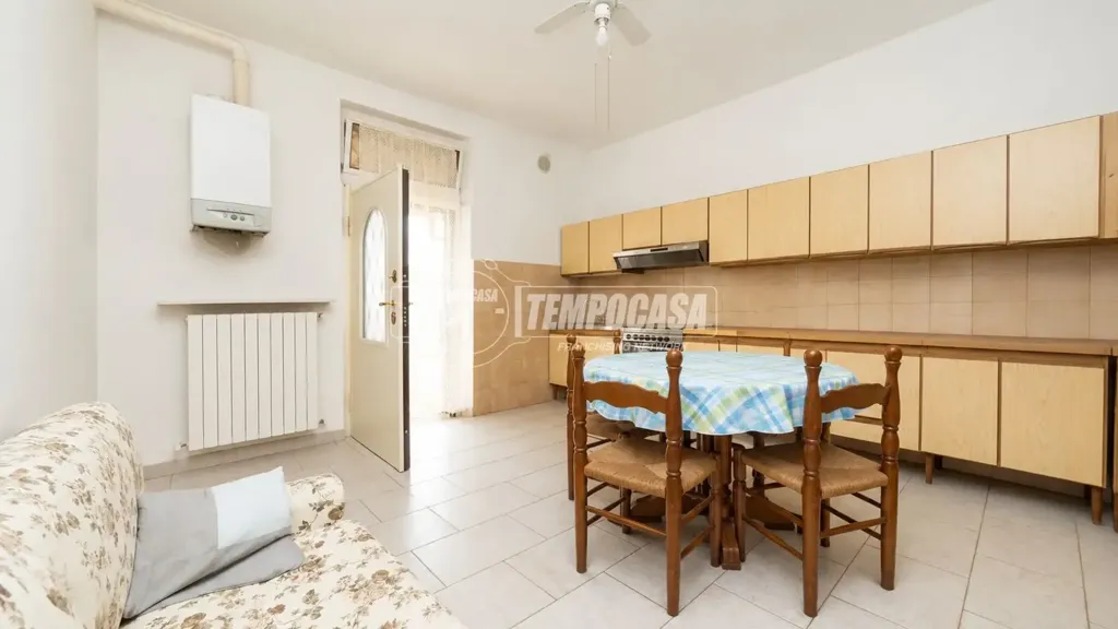 Dining Room - Three-Bedroom Flat with Garden in Seriate
