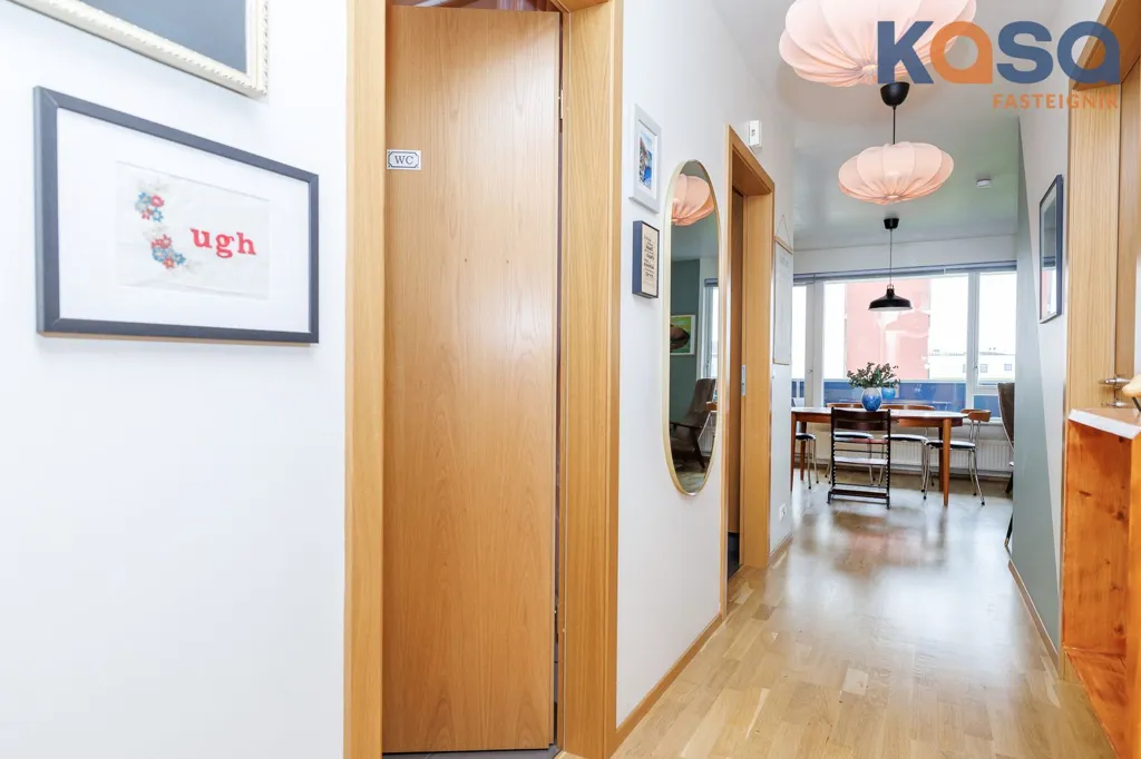 Entrée - 3-Bed Apartment with Balcony in Naustahverfi