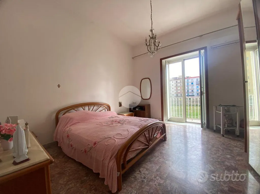 Chambres - 3-Room Apartment with Balcony in Naples