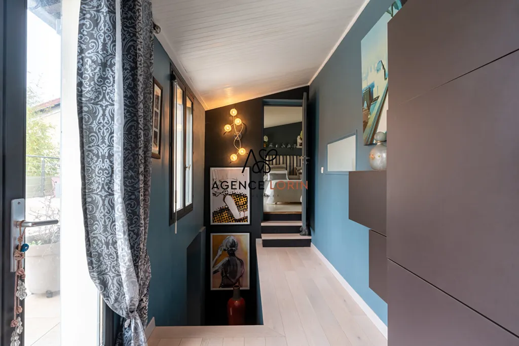 Hallway - 5-Bedroom House with Garden in Chatou