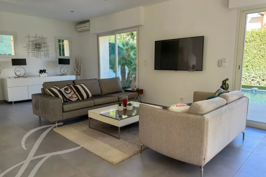Séjour - Villa Luxueuse avec Piscine à Antibes