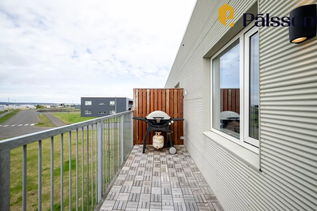 Balcone - 4-Bed Apartment with Balcony in Vogar