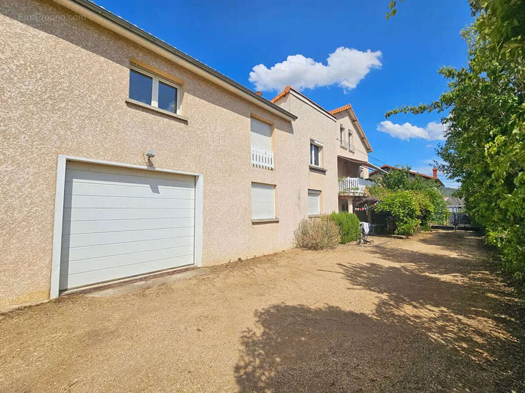 Exterior - 8-Piece House with Pool in Les Martres-de-Veyre