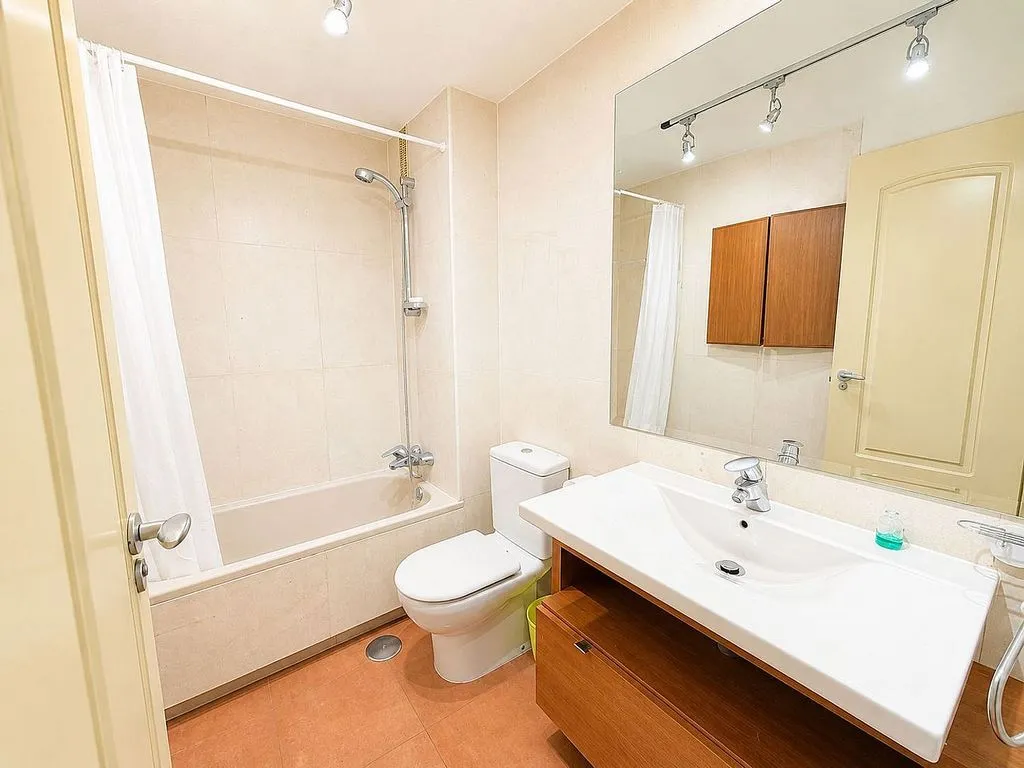 Vannitoad - Ample Apartment with Balcony in Cortes - Huertas