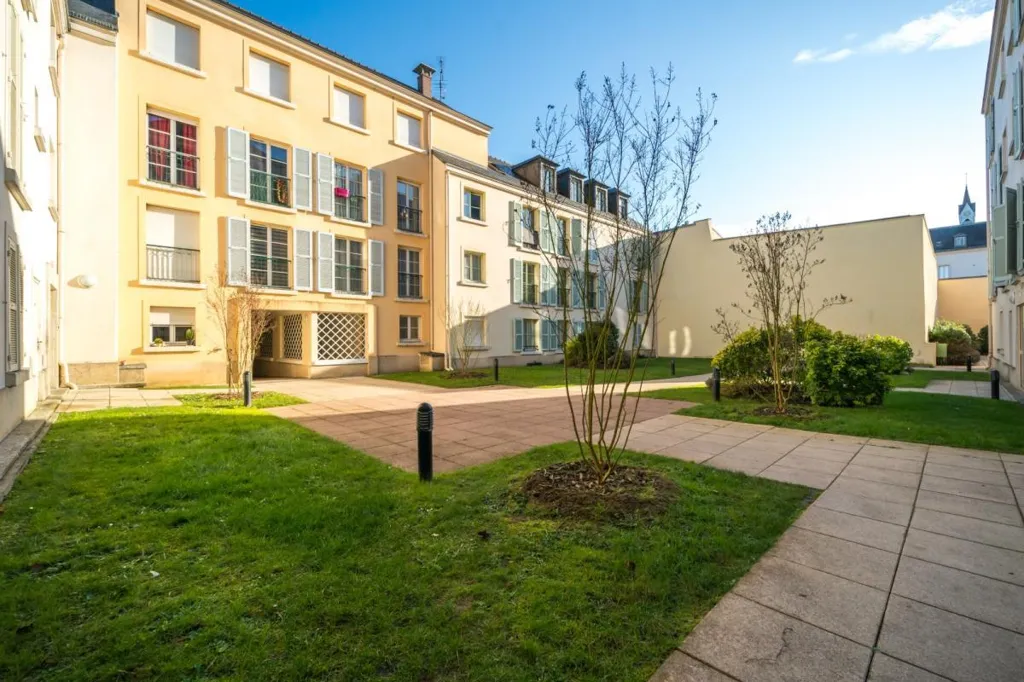Giardino - Spacious 5-Piece Flat with Garden View in Versailles