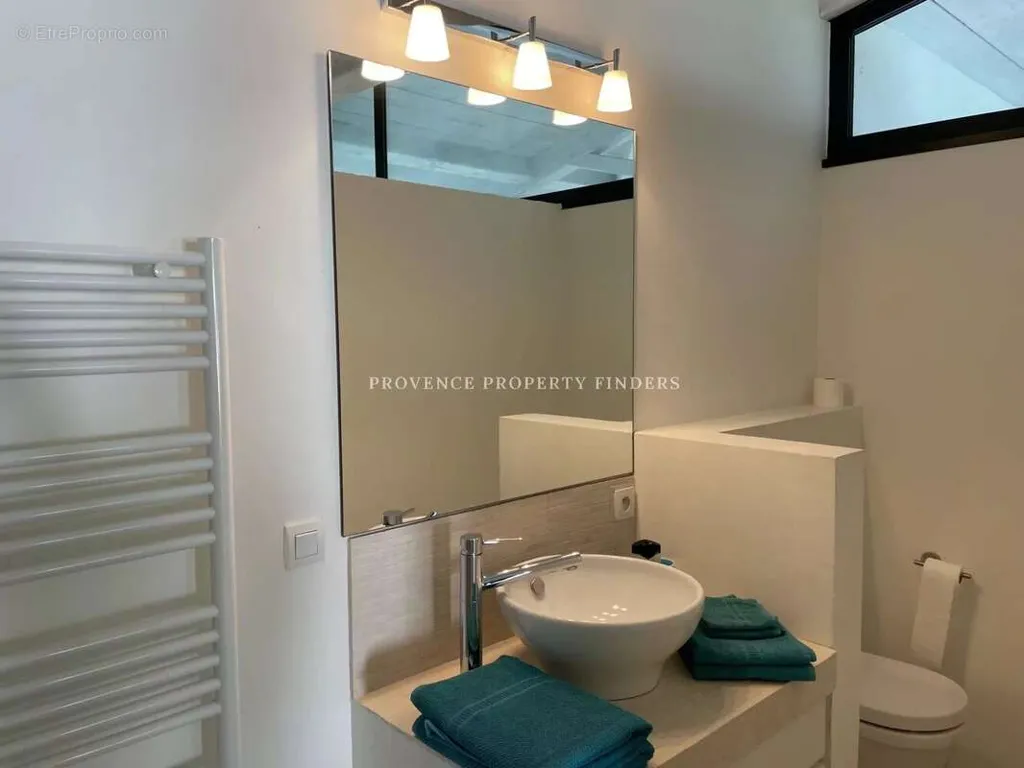 Salles de bain - Villa Contemporaine avec Vue Panoramique à Lorgues