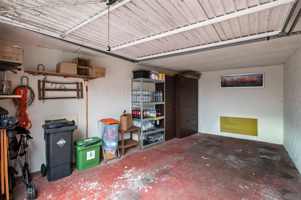Garage - Appartement Rénové avec Garage à Kapellen