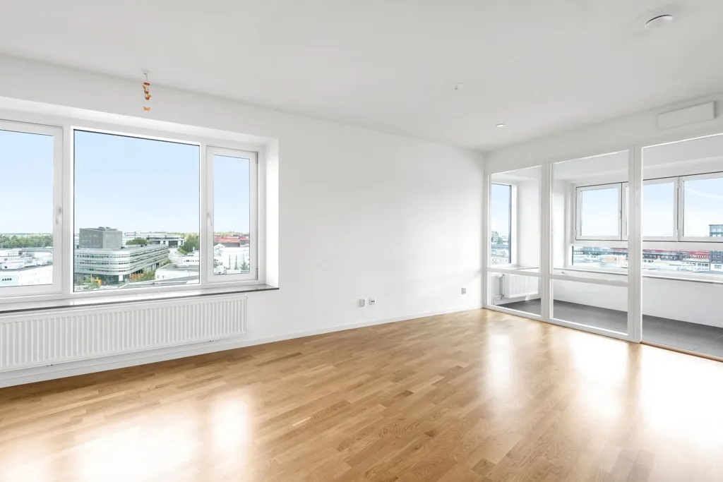 Pièces - Apartment with South-Facing Loggia in Kista