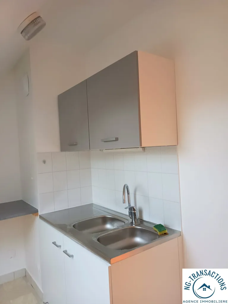 Cuisine - Appartement 2 Pièces avec Balcon dans le Calme à Yonne