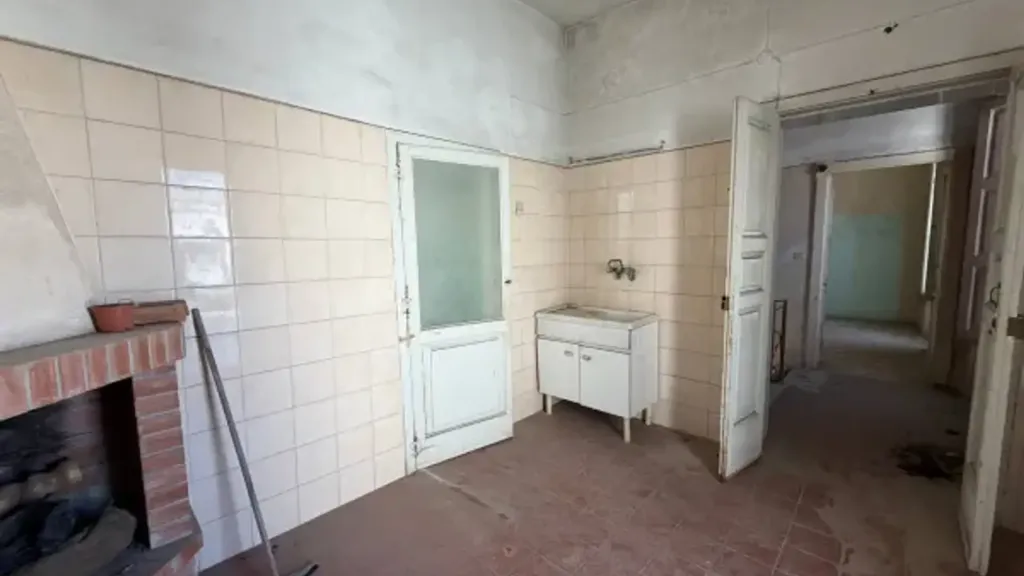 Toad - Terraced House for Renovation in Central Bari