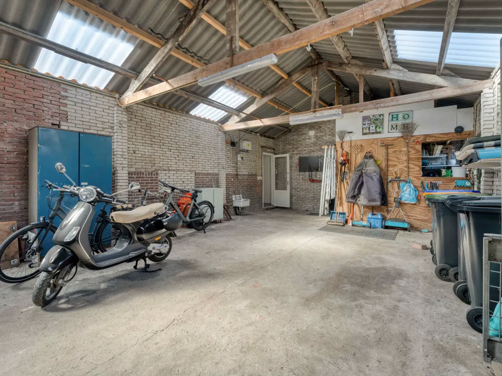 Garage - Charming 1910 House with Water View in Vecht