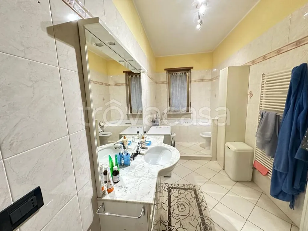 Salles de bain - Bifamiliar Villa with Private Garden in Leini
