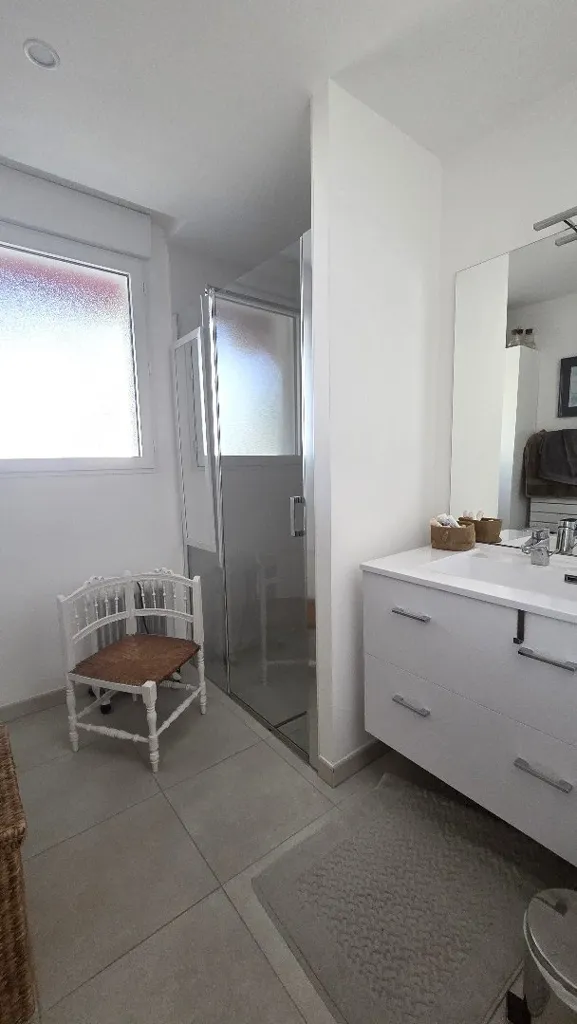 Salles de bain - Appartement Rénové avec Jardin à La Baule