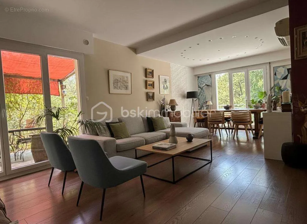 Séjour - Villa de Plain-Pied avec Piscine et Jardin à Proximité