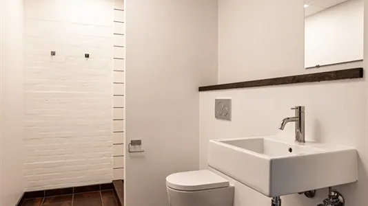 Bathrooms - Office Space with Showroom in Hvidovre