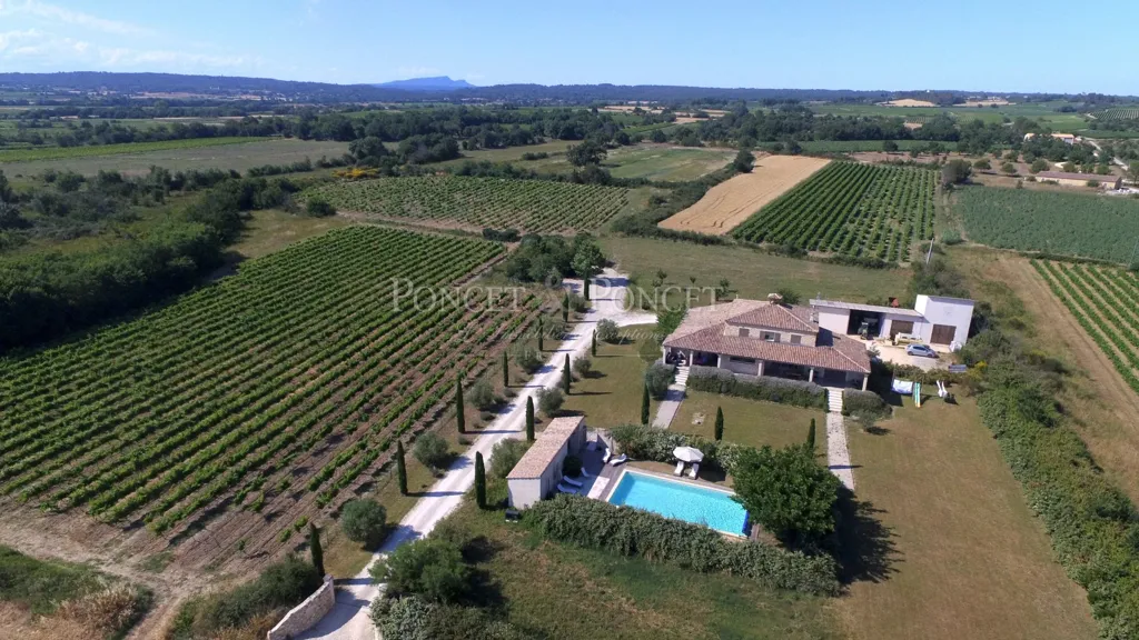Vue aérienne - Vignoble avec Piscine près d'Uzès