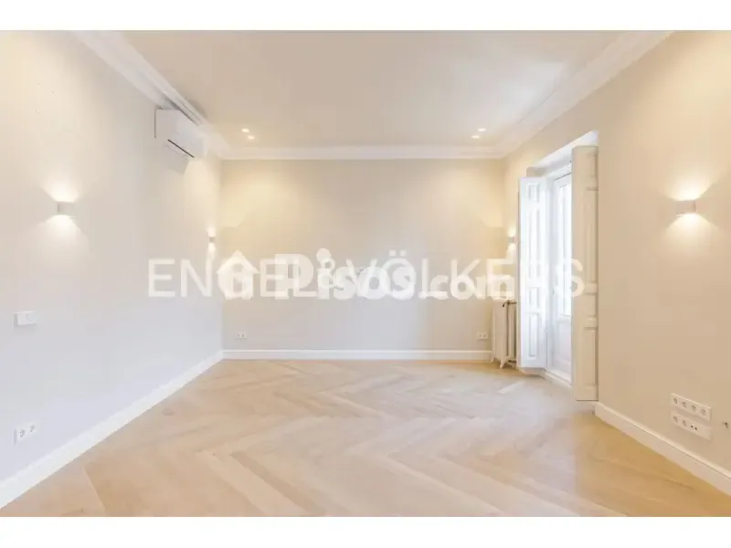 Habitaciones - Fully Renovated Apartment with Balcony in Justicia