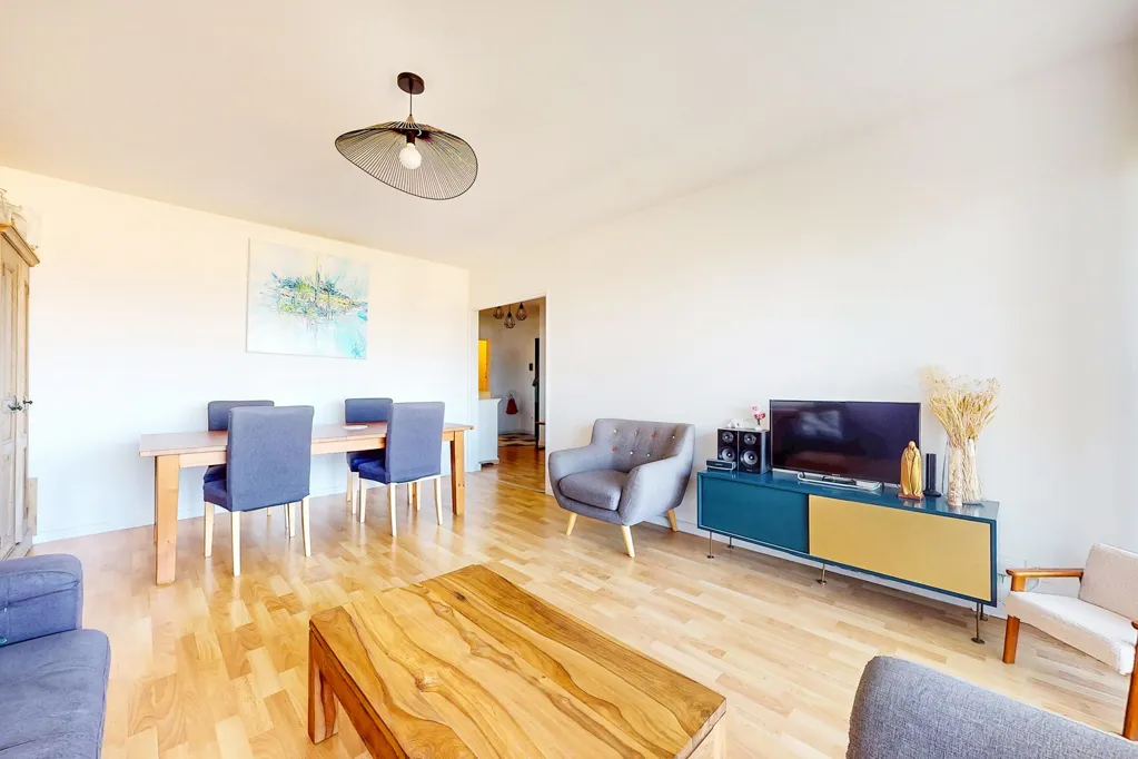 Elutuba - T4 Flat with Balcony and View in Tassin
