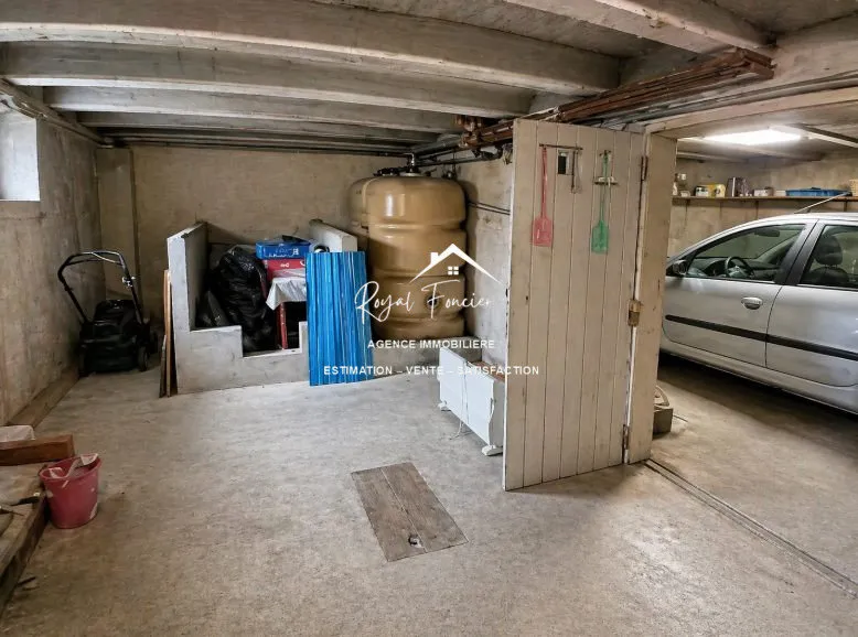 Garage - House with Garden View in Ligueil
