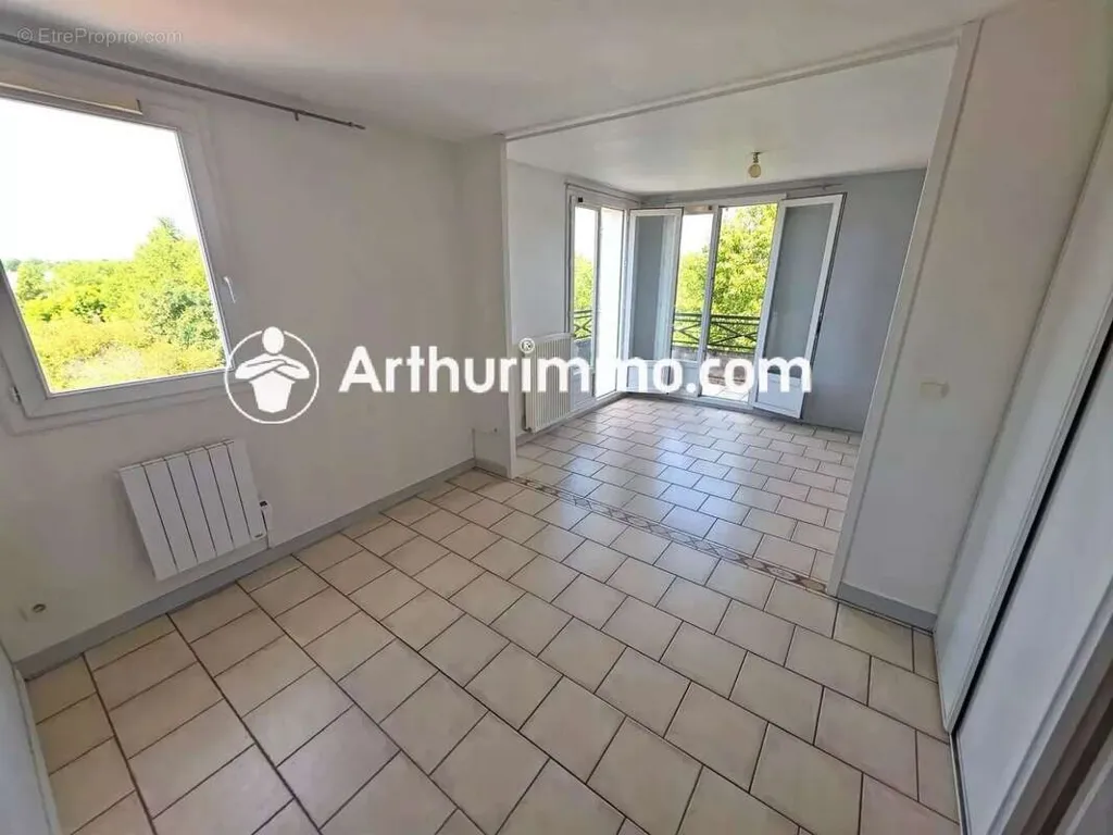 Pièces - Studio avec Balcon et Garage à Savigny-le-Temple