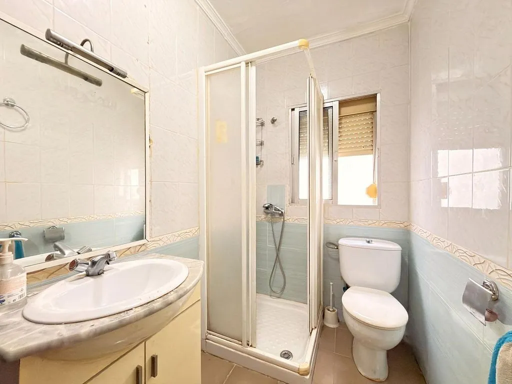 Bathrooms - 3-Bedroom Flat with Terrace in Palmete, Sevilla