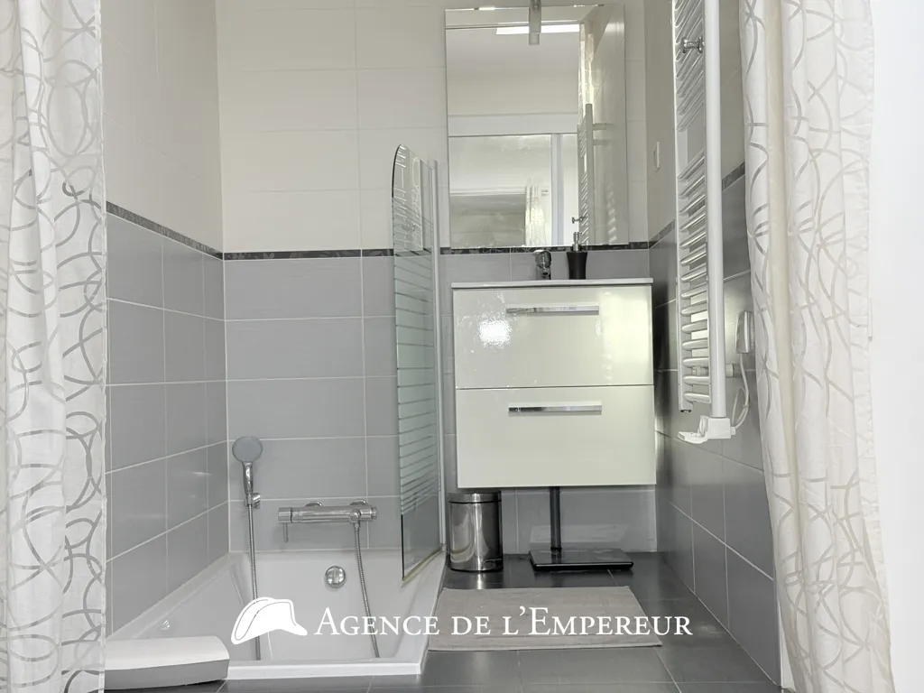 Bathrooms - Contemporary House with Panoramic Terrace in Rueil