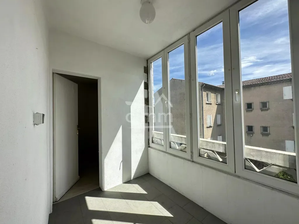 Rooms - Spacious Apartment with Balcony in Town Centre