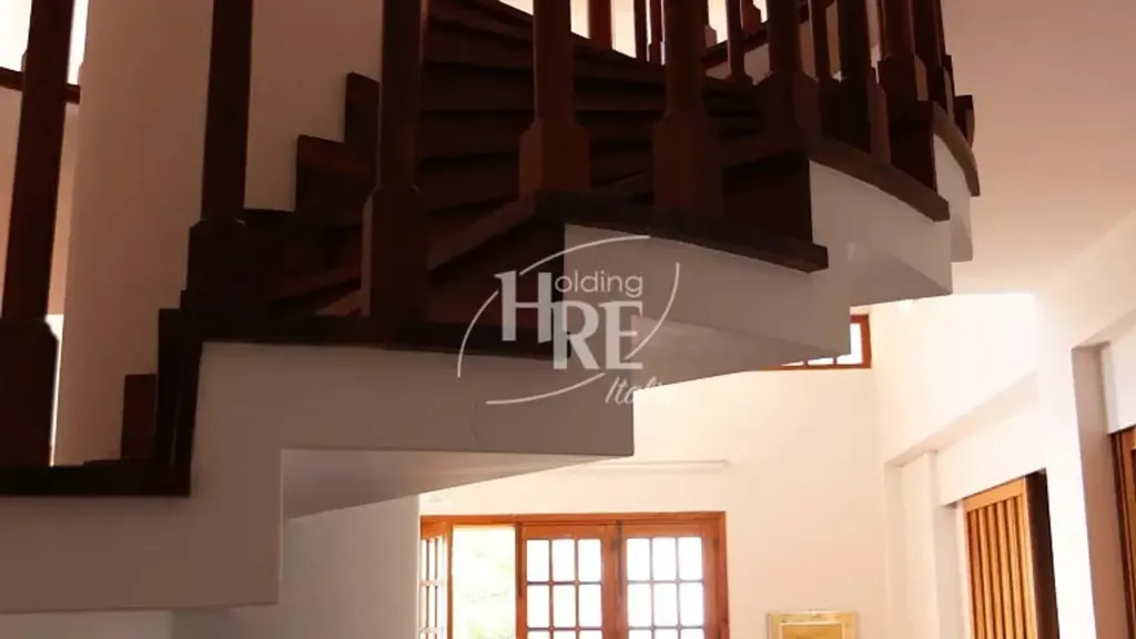 Pièces - Architectural Villa with Central Staircase in Amantea