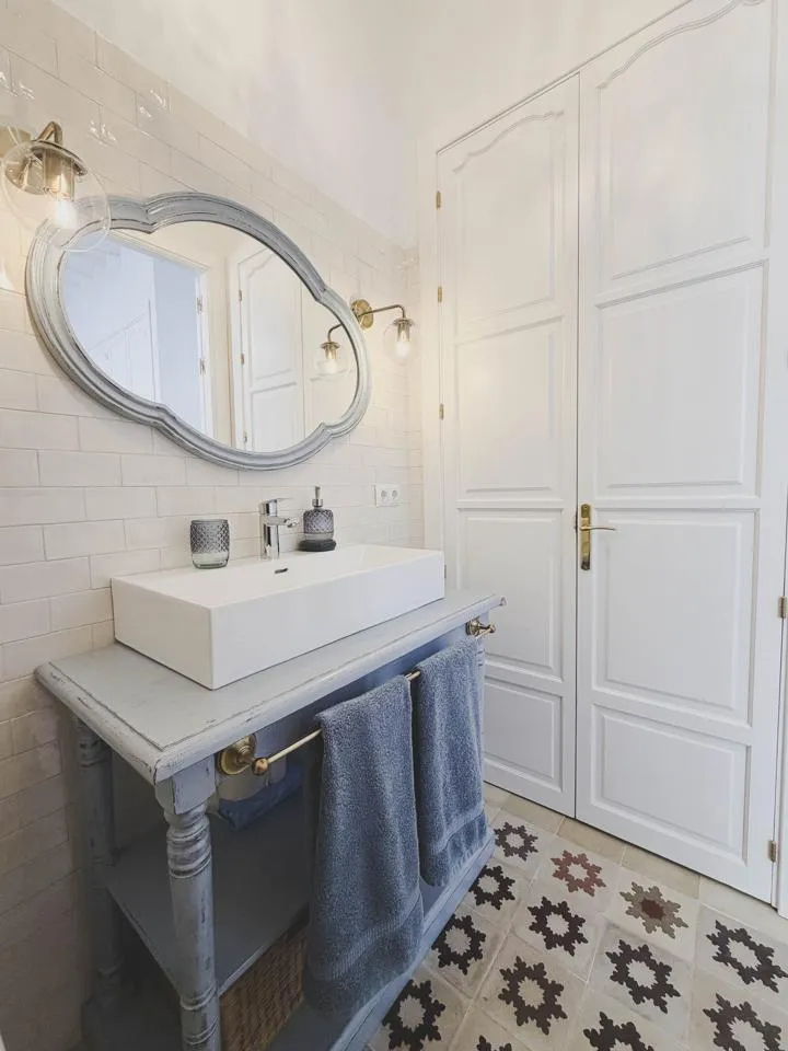 Salles de bain - Historic Flat with Balcony in Plaza España