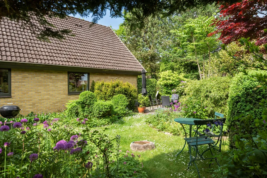 Aed - Villa with Garden in Secure Area