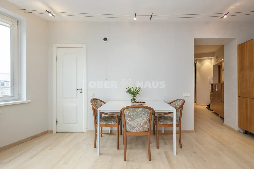 Salle à manger - Designer Flat with Art in Vilnius Old Town