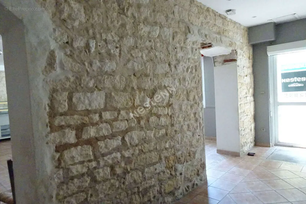 Esik - Commercial Premises with Terrace in Rochefort