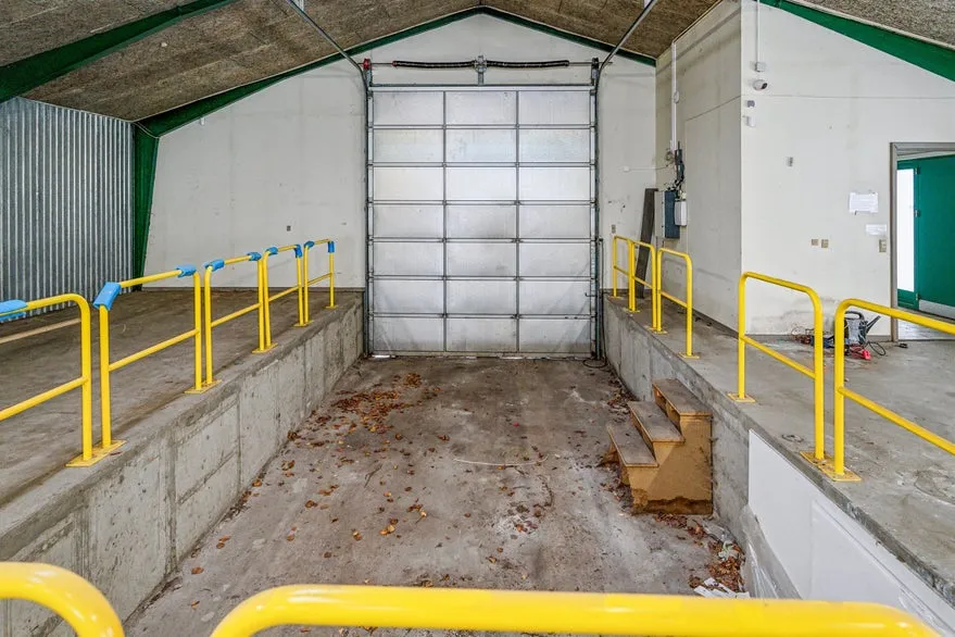 Garage - Functional Warehouse with Dual Gates in Hadsten