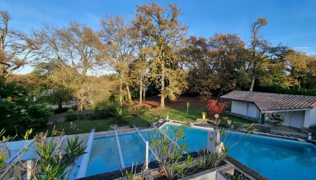 Piscine - Villa d'Architecte avec Piscine à Mazerolles