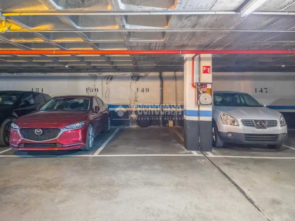 Garage - Garage Space with Lift in Madrid
