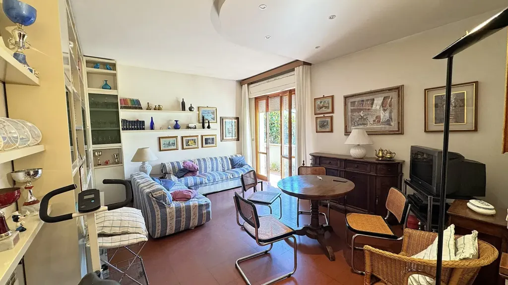 Soggiorno - Five-Bedroom Apartment with Garage in Prato