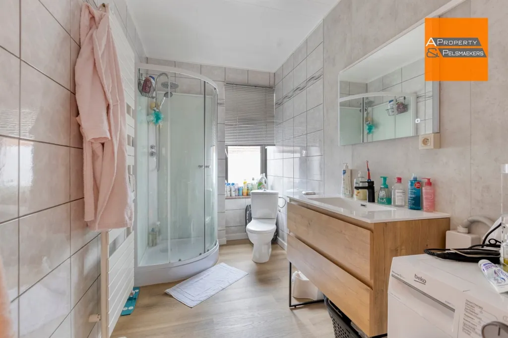Salles de bain - Local Commercial avec Appartement à Sterrebeek