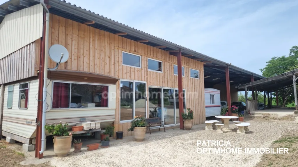 Extérieur - Maison Rustique avec Lac et Terrain à 2 km du Village
