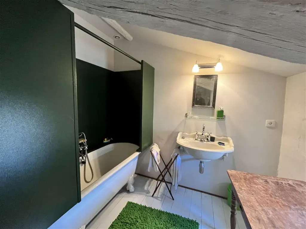 Salles de bain - Maison avec dépendance et jardin à Brion