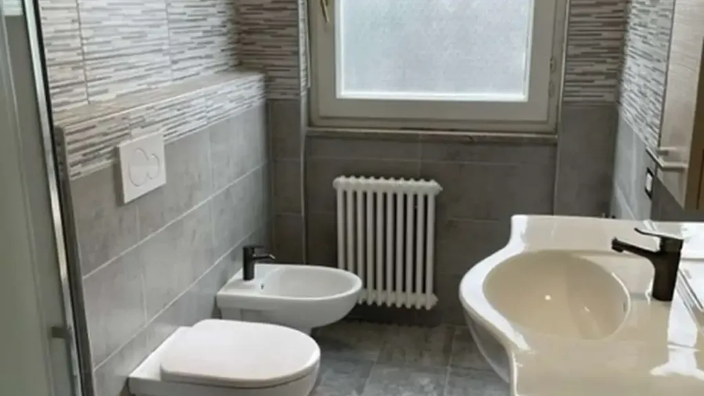 Salles de bain - Rear-Facing Flat with Balcony in Trento