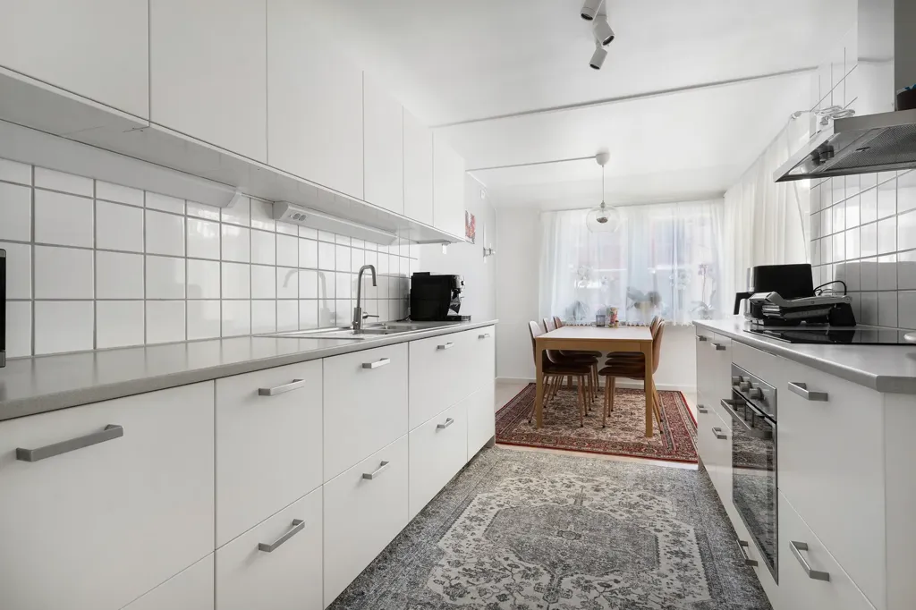 Köök - Apartment with Garden in Bigården