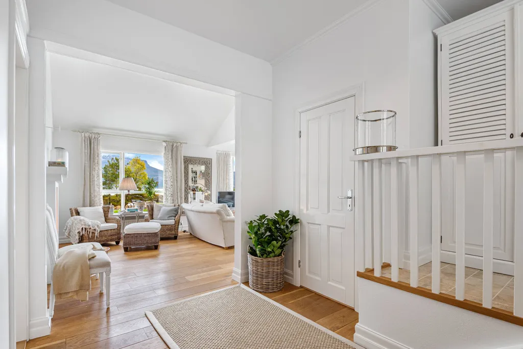 Entrée - Two-Property Retreat with Sea View in Vikedal
