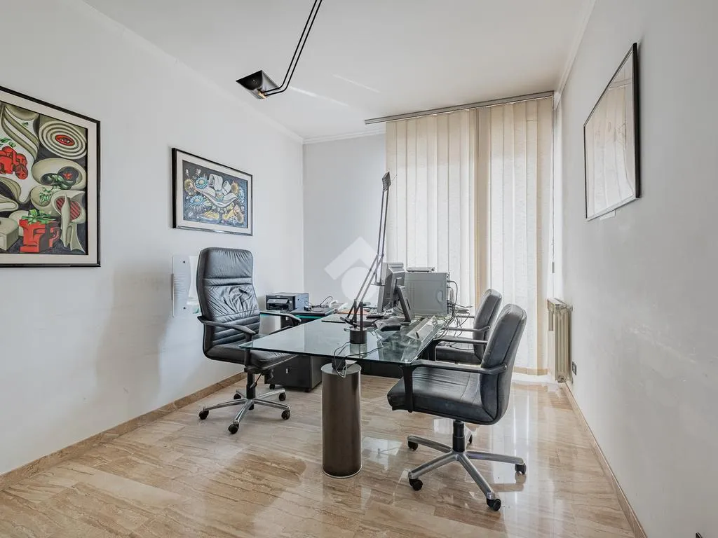 Bureau - South-Facing Apartment with Terrace in Rome