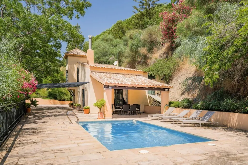 Bassein - Mediterranean Villa with Private Helipad in Ojén